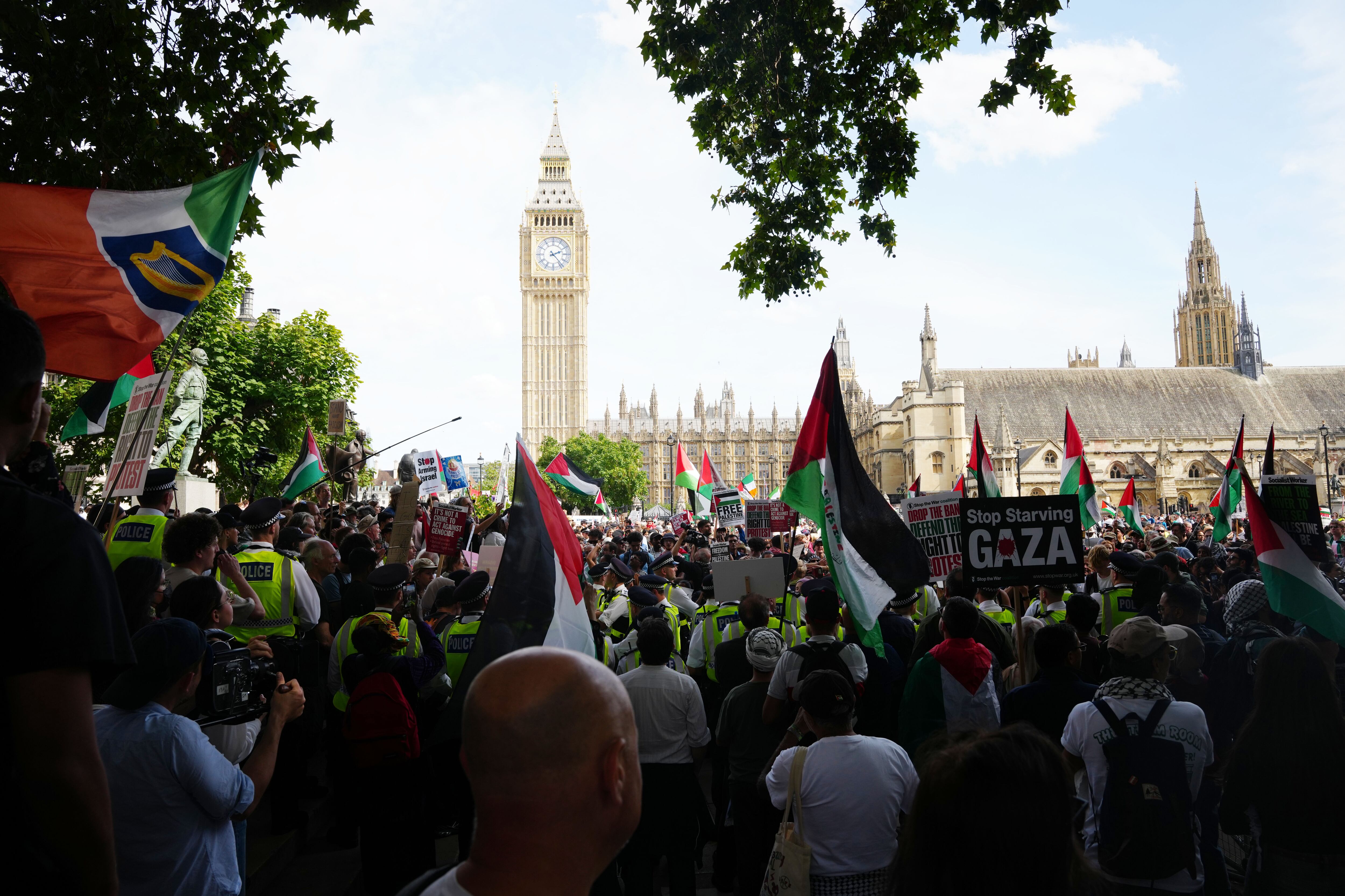 Cientos de manifestantes en Reino Unido protestando a favor de la organización Palestine Action.
(Foto:  Jeff Moore/PA Images via Getty Images)
