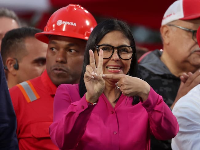 La presidenta encargada de Venezuela, Delcy Rodríguez, reacciona al ser recibida por simpatizantes durante una manifestación este jueves, en Caracas (Venezuela). Rodríguez firmó la reforma de la Ley Orgánica de Hidrocarburos, luego de que el texto aprobado durante la jornada le fuera entregado por su hermano y presidente del Parlamento, Jorge Rodríguez, en medio de una marcha de los trabajadores del sector petrolero del país (Cortesía: Miguel Gutiérrez/EFE).
