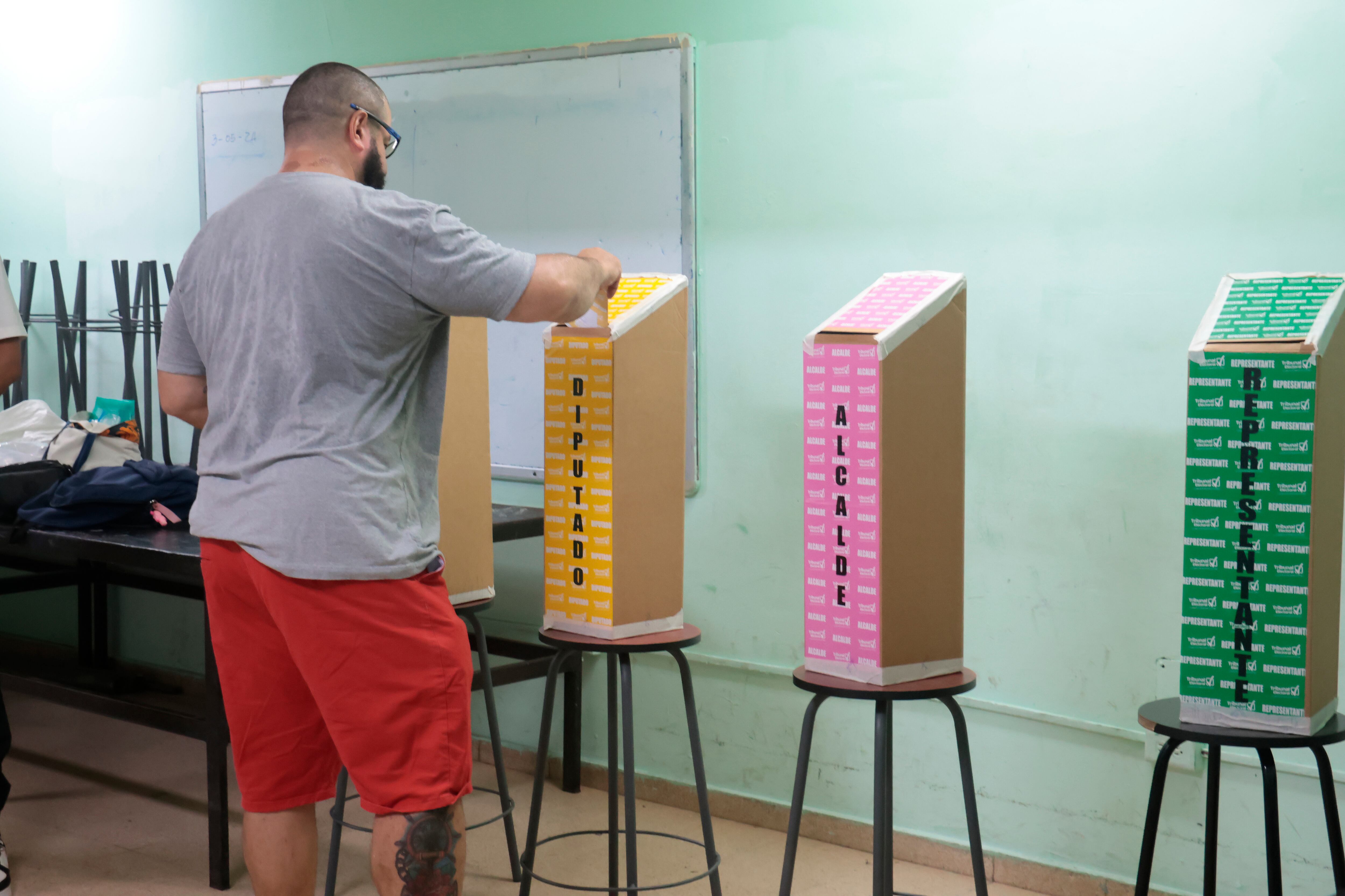 Un hombre vota este domingo, en Ciudad de Panamá (Panamá).
EFE/ Gabriel Rodríguez