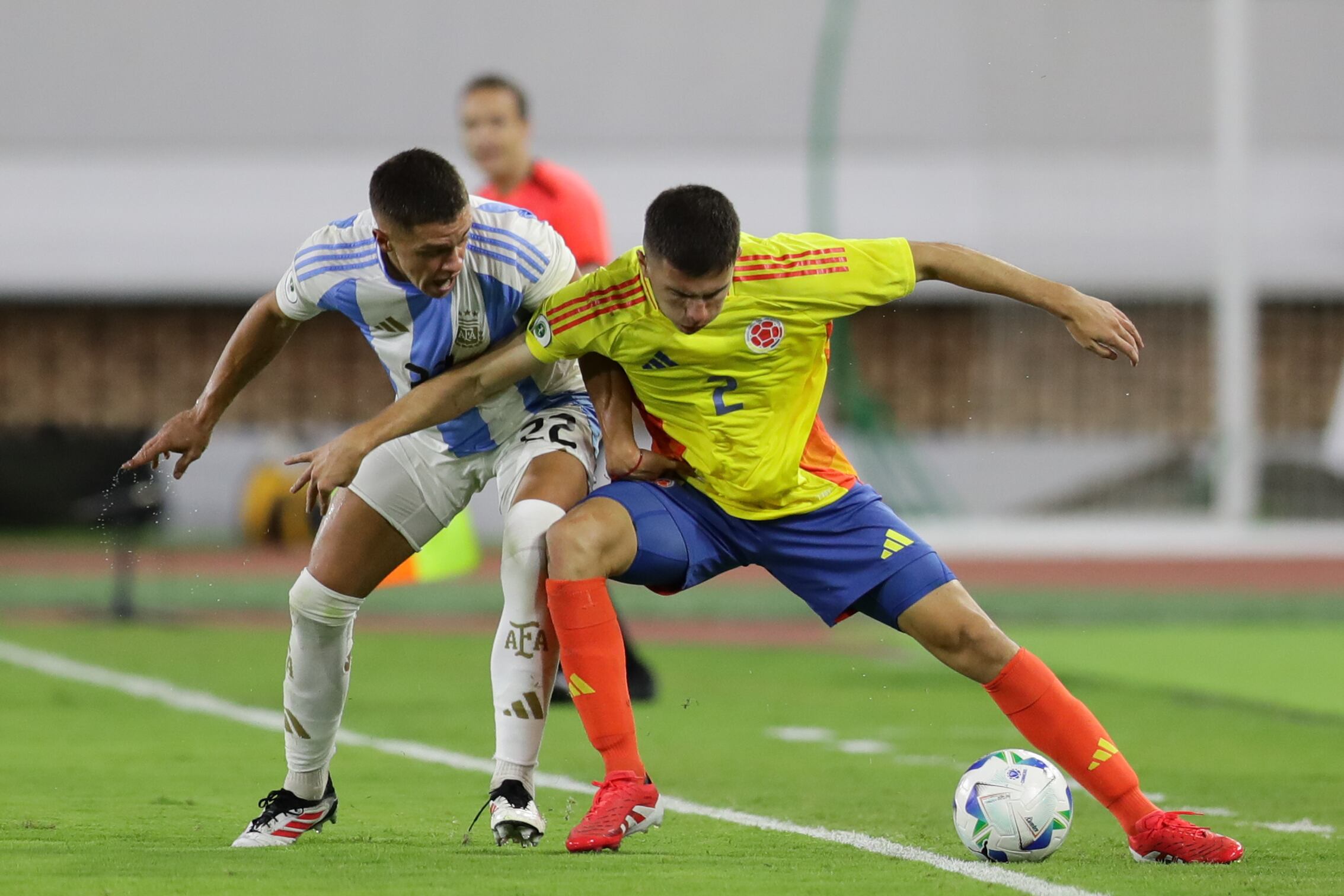 AME8978. CARACAS (VENEZUELA), 10/02/2025.- Santiago Hidalgo (i) de Argentina disputa el balón con Simón García de Colombia este lunes, en un partido del hexagonal final del Campeonato Sudamericano sub-20 entre las selecciones de Argentina y Colombia en estadio Brígido Iriarte, en Caracas (Venezuela). EFE/ Ronald Pena R