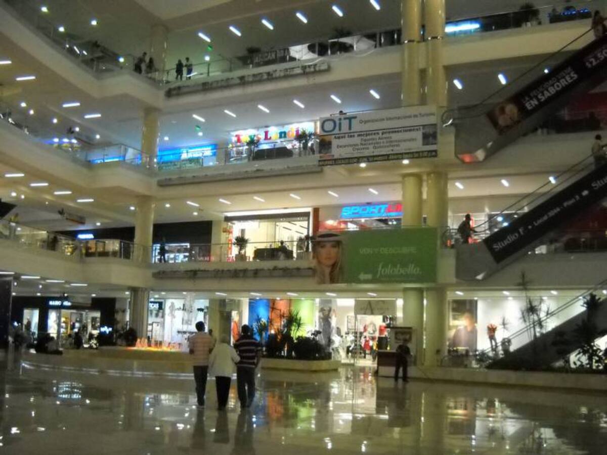 Trabajador cayó de un quinto piso en el centro comercial Santa Fé de Medellín