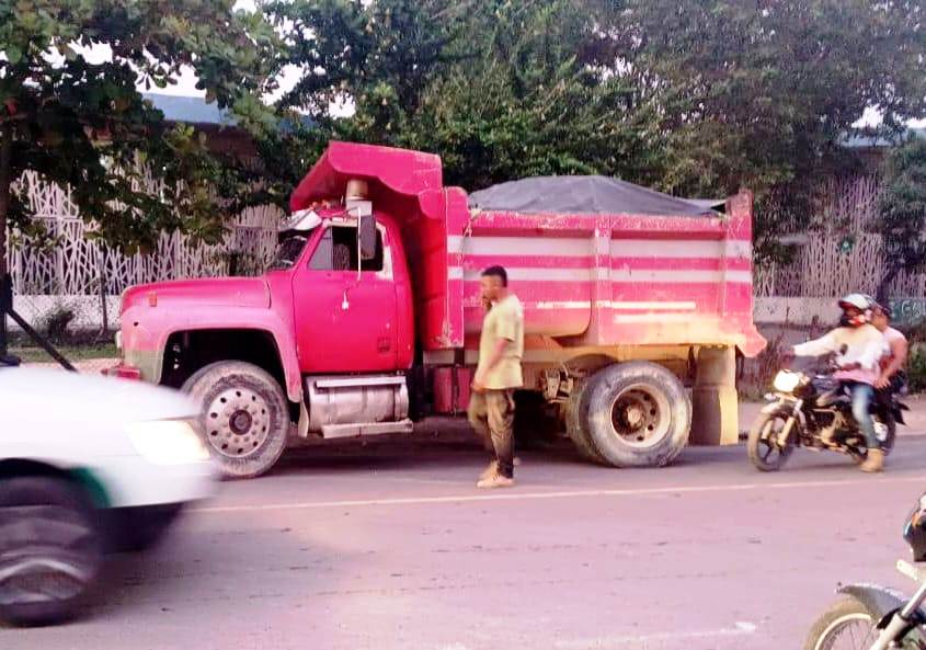 Conductor de volqueta sancionado por transportar escombros sin permiso
