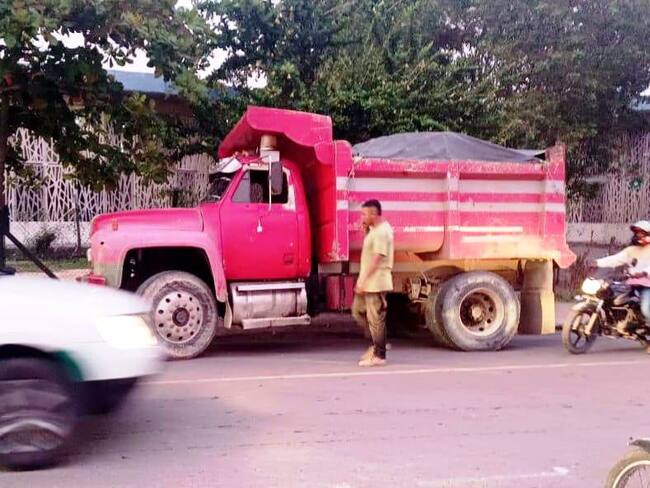 Conductor de volqueta sancionado por transportar escombros sin permiso
