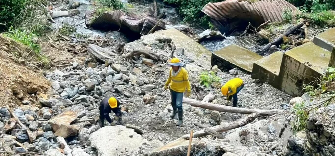 Trabajadores en el sector de Nápoles montando los gaviones. Foto: Facebook Alcaldía de Marulanda, Caldas.
