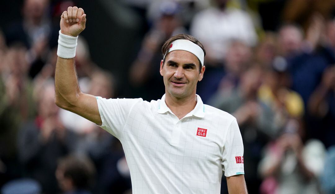 Roger Federer festeja su victoria ante el italiano Lorenzo Sonego en los octavos de final de Wimbledon.
