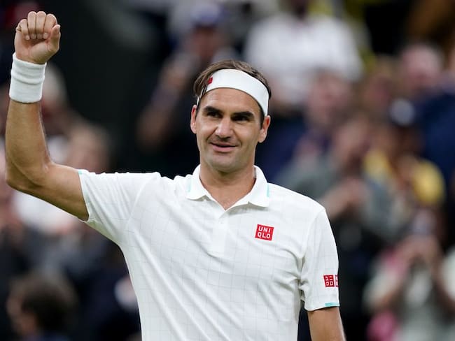 Roger Federer festeja su victoria ante el italiano Lorenzo Sonego en los octavos de final de Wimbledon.