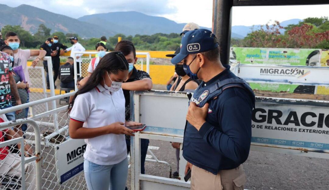 Estudiantes cruzando el puente 