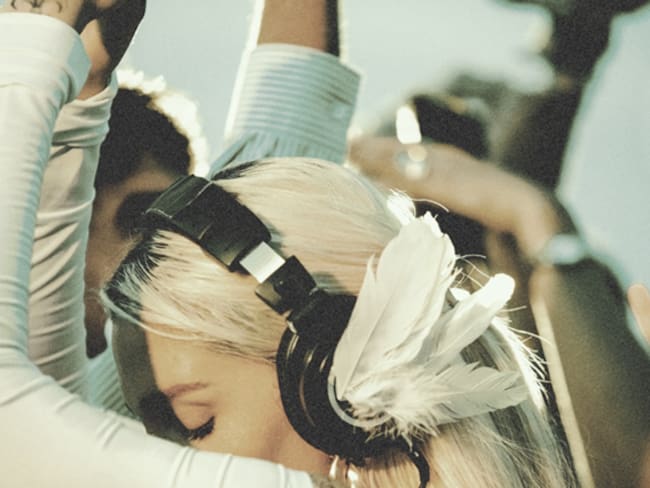 Elena Rose presenta “SÍNTIGO” el primer himno de verano 2025