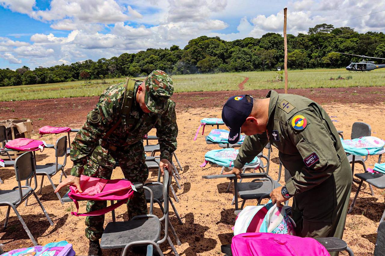 Ejército y Fuerza Aeroespacial siembran futuro en Vichada: dieron útiles escolares a comunidades indígenas