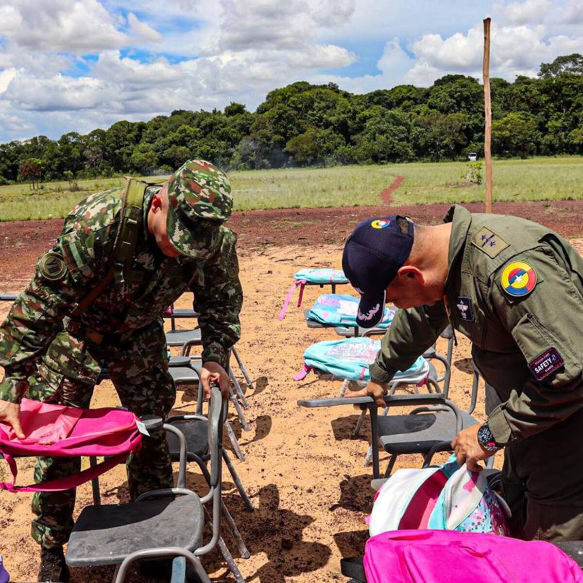 Ejército y Fuerza Aeroespacial entregan útiles escolares a comunidades indígenas en Vichada