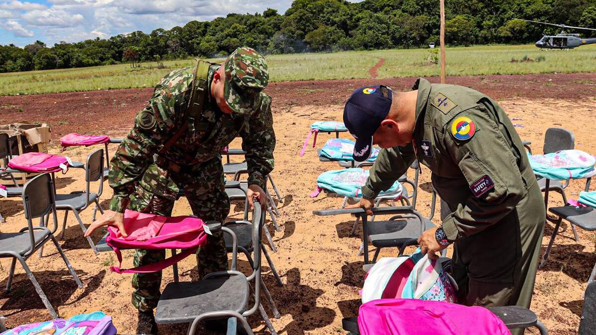 Ejército y Fuerza Aeroespacial entregan útiles escolares a comunidades indígenas en Vichada