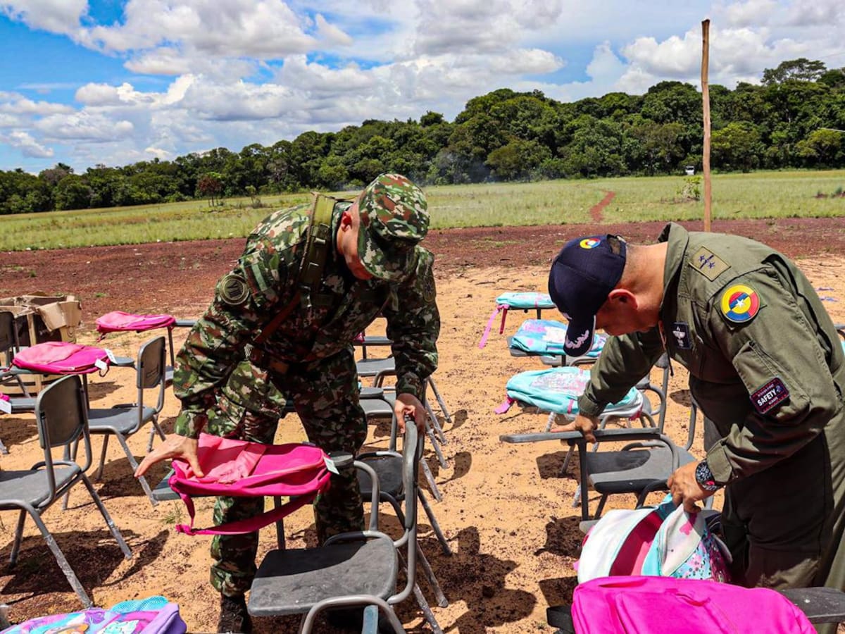 Ejército y Fuerza Aeroespacial entregan útiles escolares a comunidades indígenas en Vichada