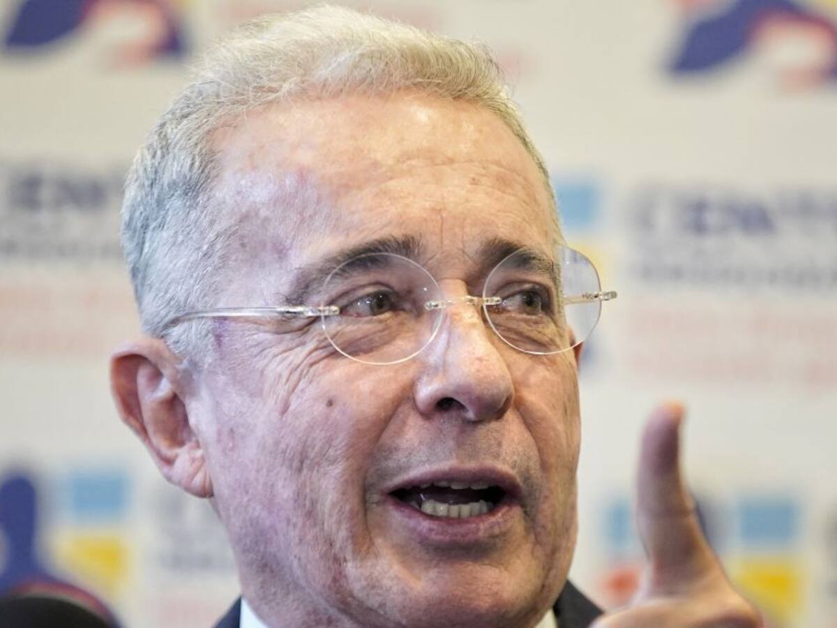 Propuesta de Petro para crear nuevos departamentos aumentaría centralización: Uribe