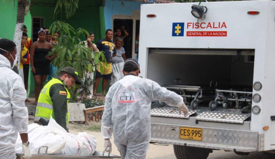 El hombre habría llegado borracho a su casa y se tropezó de manera accidental. Sufrió golpes en la cabeza y en uno de sus brazos