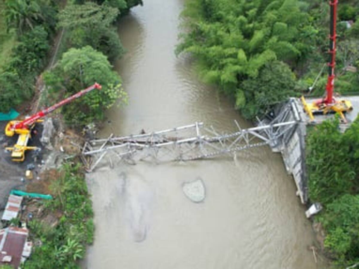 En 81% avanza desmonte del puente colapsado entre Quindío y Valle del Cauca