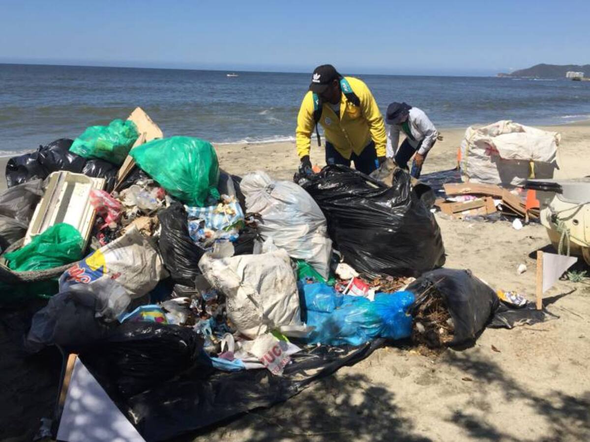 Essmar retiró 5.3 toneladas de residuos de la playa del aeropuerto