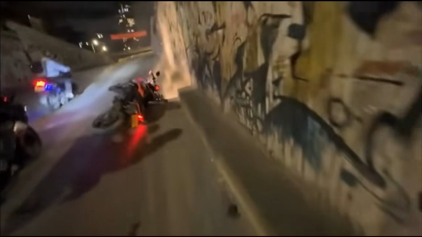 Motociclista grabó tremendo accidente cuando circulaba por la calzada de TransMilenio