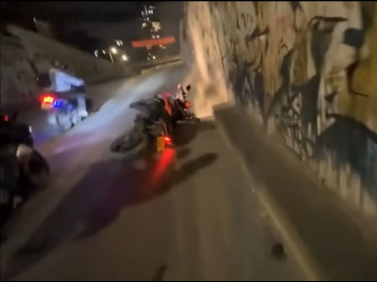 Motociclista grabó tremendo accidente cuando circulaba por la calzada de TransMilenio