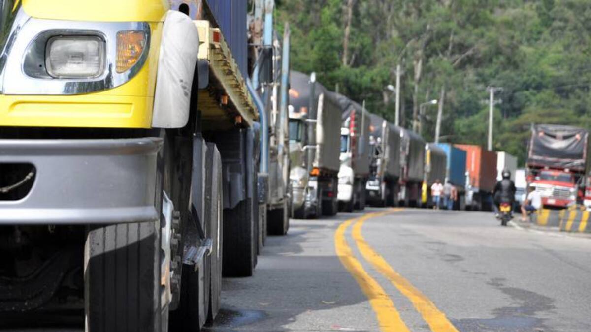 Camioneros entran en paro en la vía entre Risaralda y Chocó
