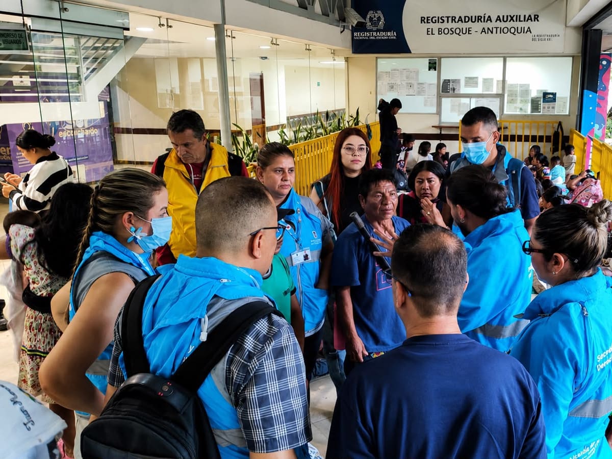 Medellín activa ruta de asistencia para los 100 indígenas desplazados por combates en el Chocó
