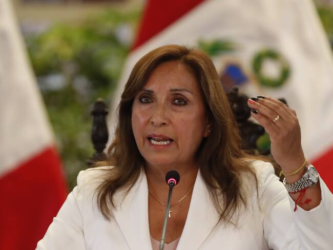 AME4462. LIMA (PERÚ), 30/03/2024.-Fotografía de archivo fechada el 24 de enero de 2023 que muestra a la presidenta del Perú, Dina Boluarte, mientras habla durante una rueda de prensa en Lima (Perú). La casa de la presidenta de Perú, Dina Boluarte, fue allanada cerca de la medianoche de este viernes por un equipo de fiscales y agentes de la Policía Nacional como parte de una investigación abierta contra la gobernante por la presunta comisión del delito de enriquecimiento ilícito. En imágenes mostradas por medios locales se observa como un grupo de agentes rompe la cerradura de la puerta principal de la vivienda de Boluarte en el distrito limeño de Surquillo tras no ser atendidos al tocar repetidas veces en la casa. EFE/ Paolo Aguilar NO VENTAS ZONA EPA