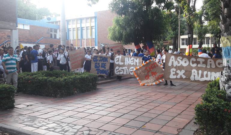 Estudiantes Inemitas protestando.