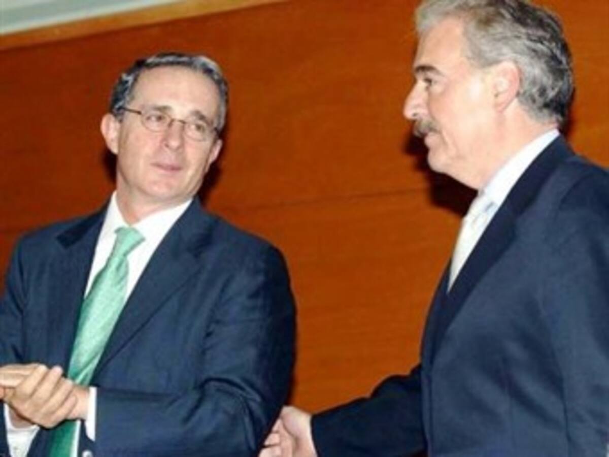 Comisión de Acusación abre investigación a Uribe y Pastrana por fallo de La Haya