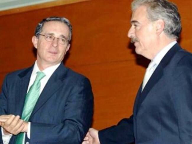 Comisión de Acusación abre investigación a Uribe y Pastrana por fallo de La Haya