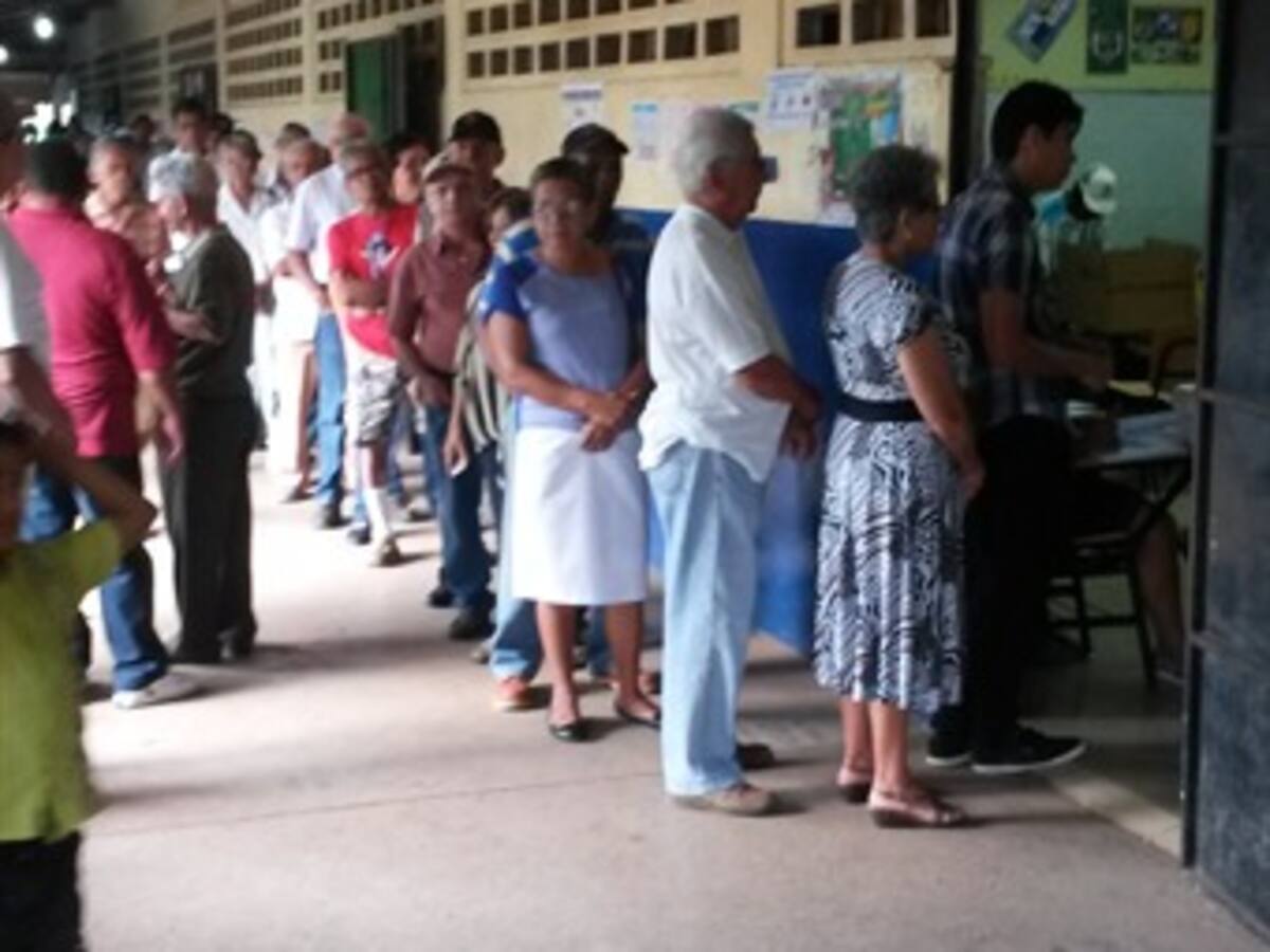 A votar, llama Martinelli, en reñidas elecciones en Panamá