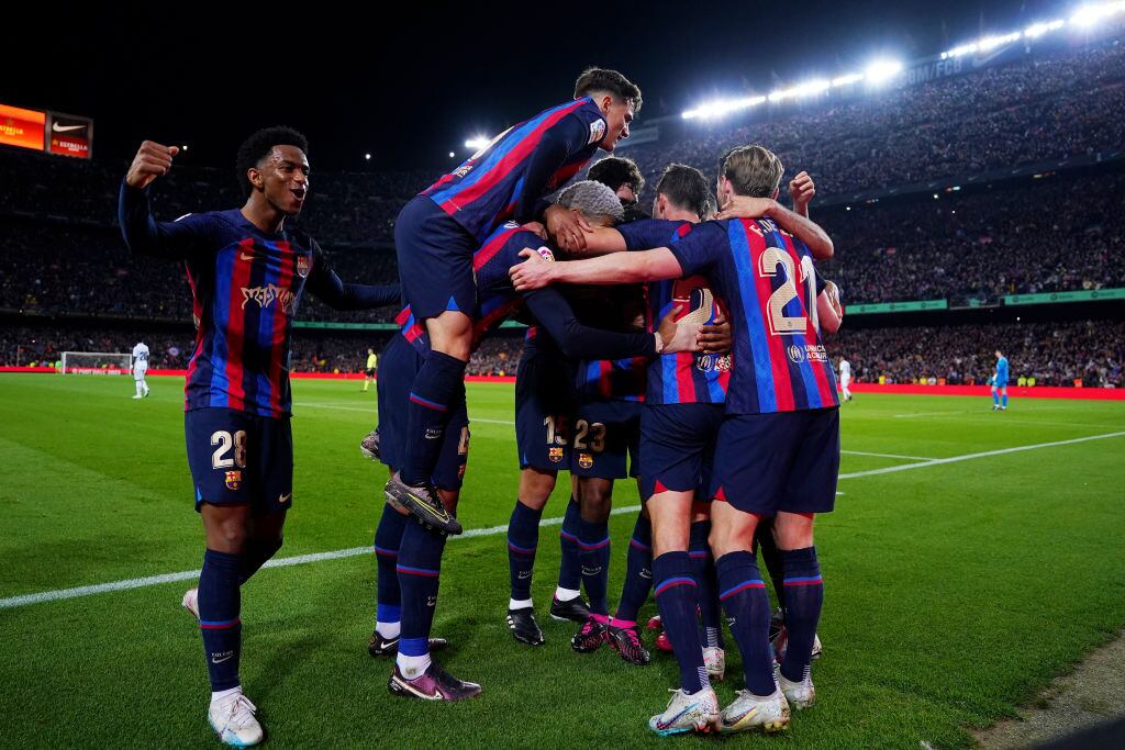 Barcelona se impuso 2-1 al Real Madrid en el clásico de la Liga Española (Photo by Angel Martinez/Getty Images)