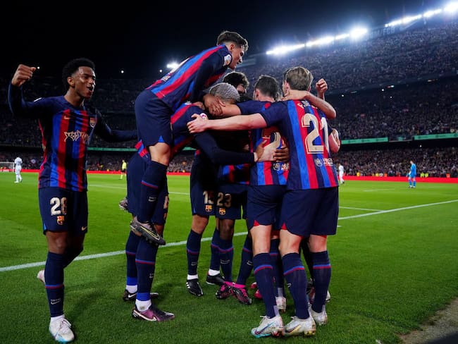 Barcelona se impuso 2-1 al Real Madrid en el clásico de la Liga Española (Photo by Angel Martinez/Getty Images)
