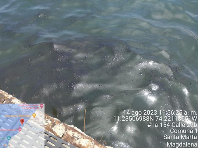 Emergencia ambiental en playa de Santa Marta tras presunto derrame de aceite