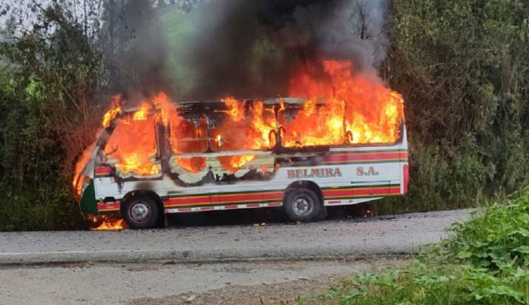 Quema de vehículos durante el paro armado. 