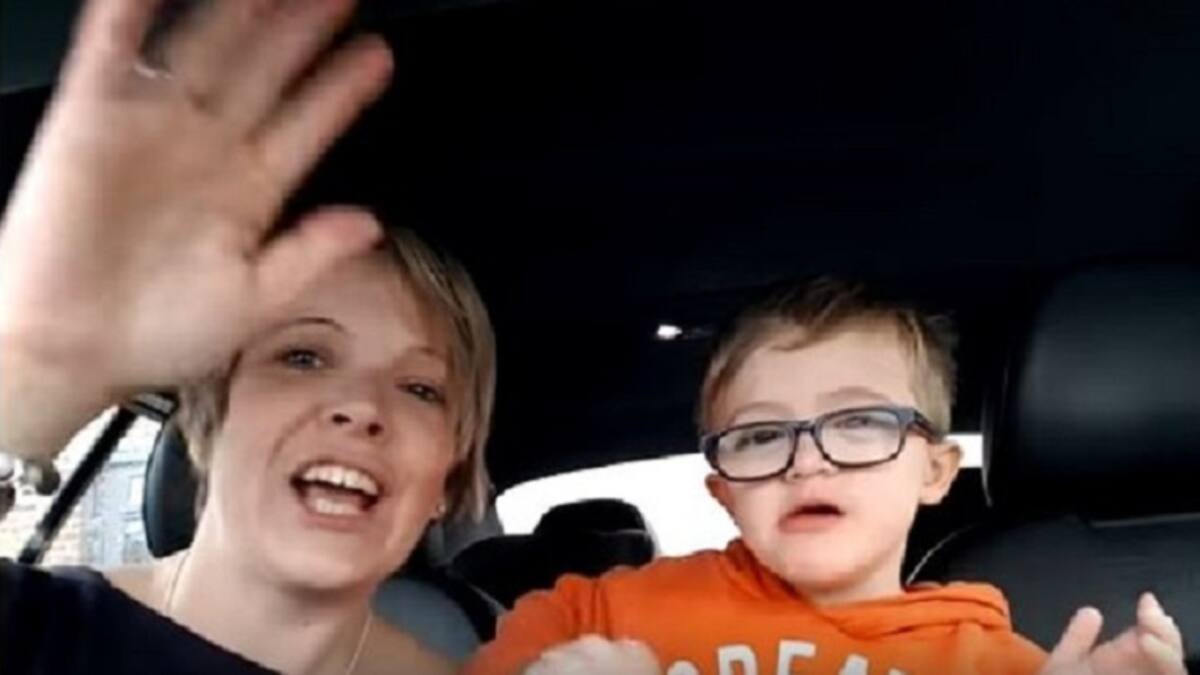 Madres cantan junto a sus hijos en el Día Mundial del Síndrome de Down