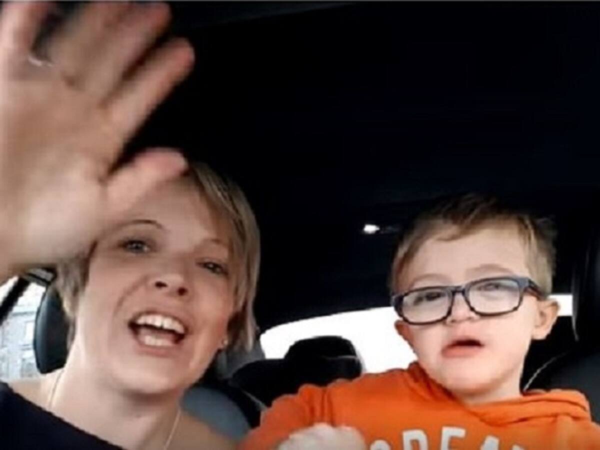 Madres cantan junto a sus hijos en el Día Mundial del Síndrome de Down
