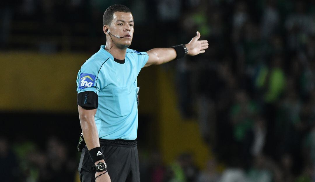 Alexander Ospina, árbitro de la final de la Copa Colombia, durante un partido de la Liga colombiana.