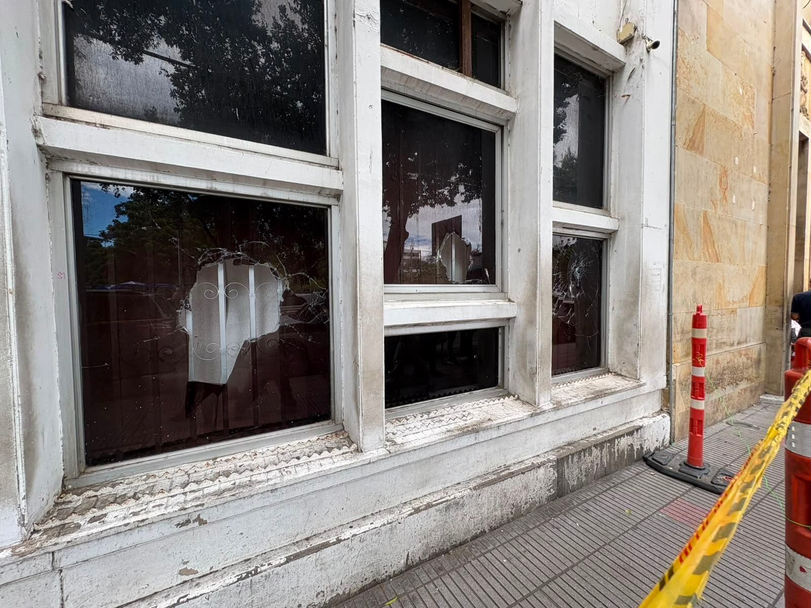 Fachada de la secretaria de Hacienda en Norte de Santander fue atacada a piedra. / Foto: Jenny Márquez.