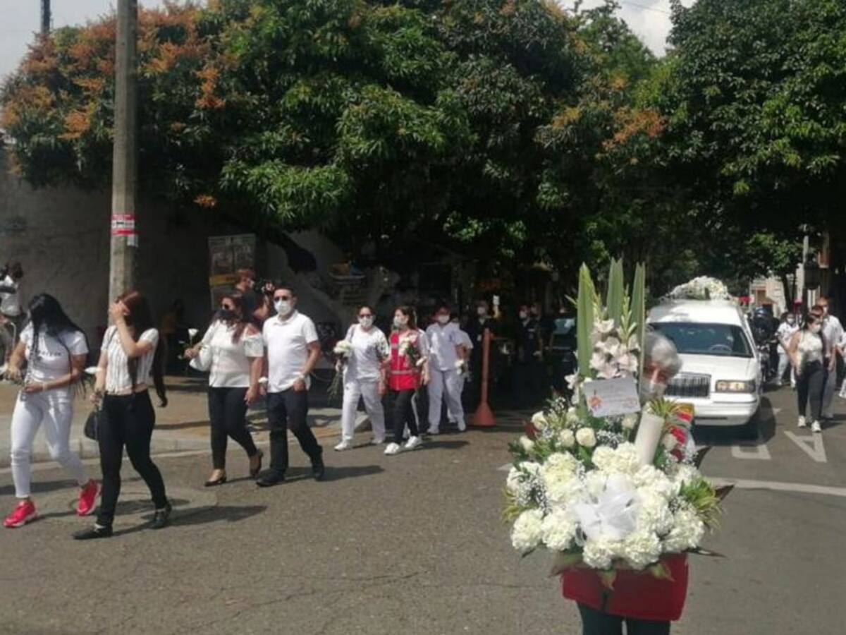 Despiden con calle de honor a enfermera que falleció por COVID-19