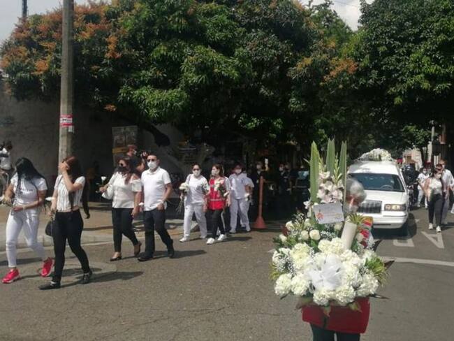 Despiden con calle de honor a enfermera que falleció por COVID-19