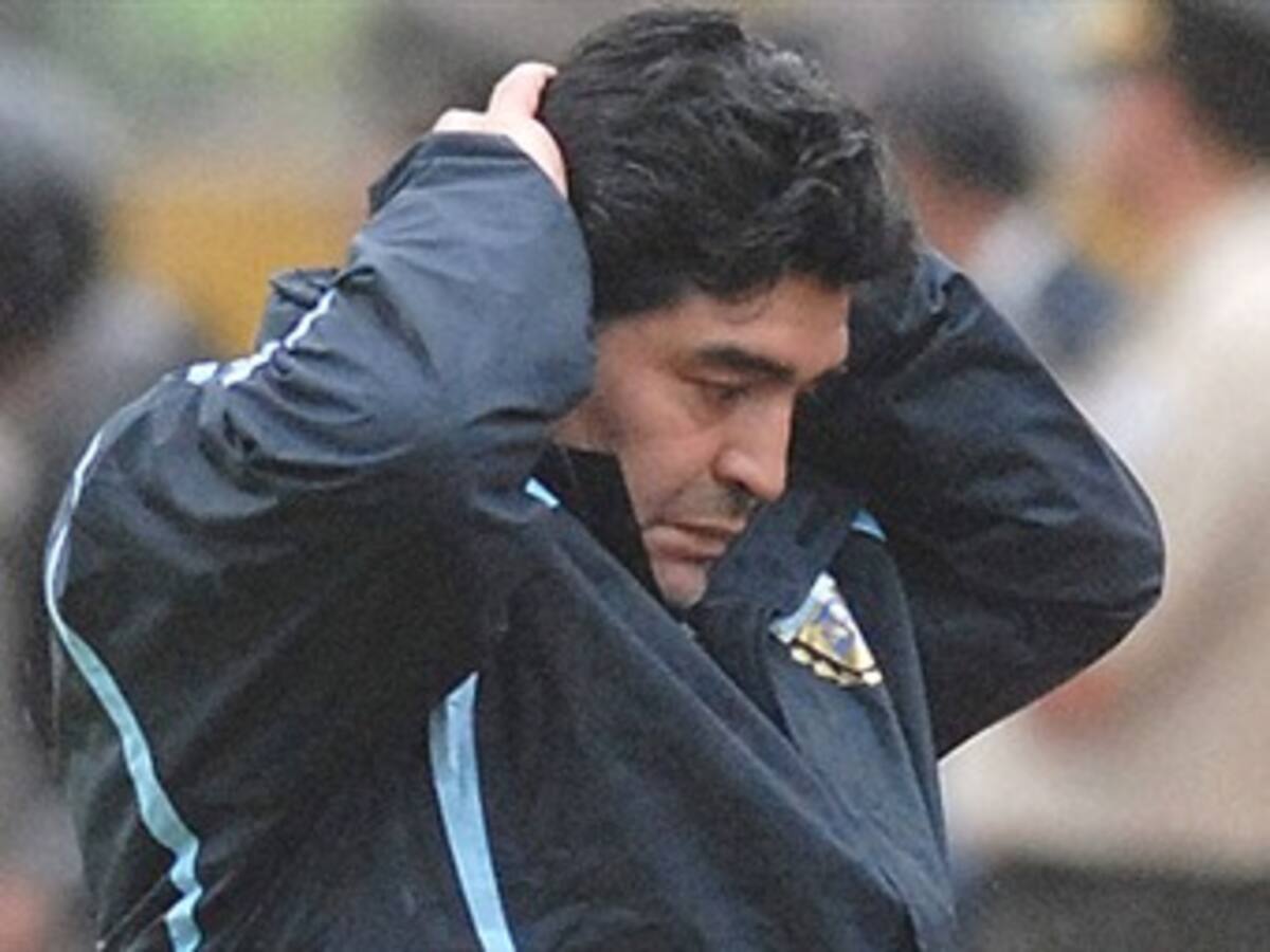 Maradona sigue ensayando y no parece encontar el equipo ideal para enfrentar a Perú