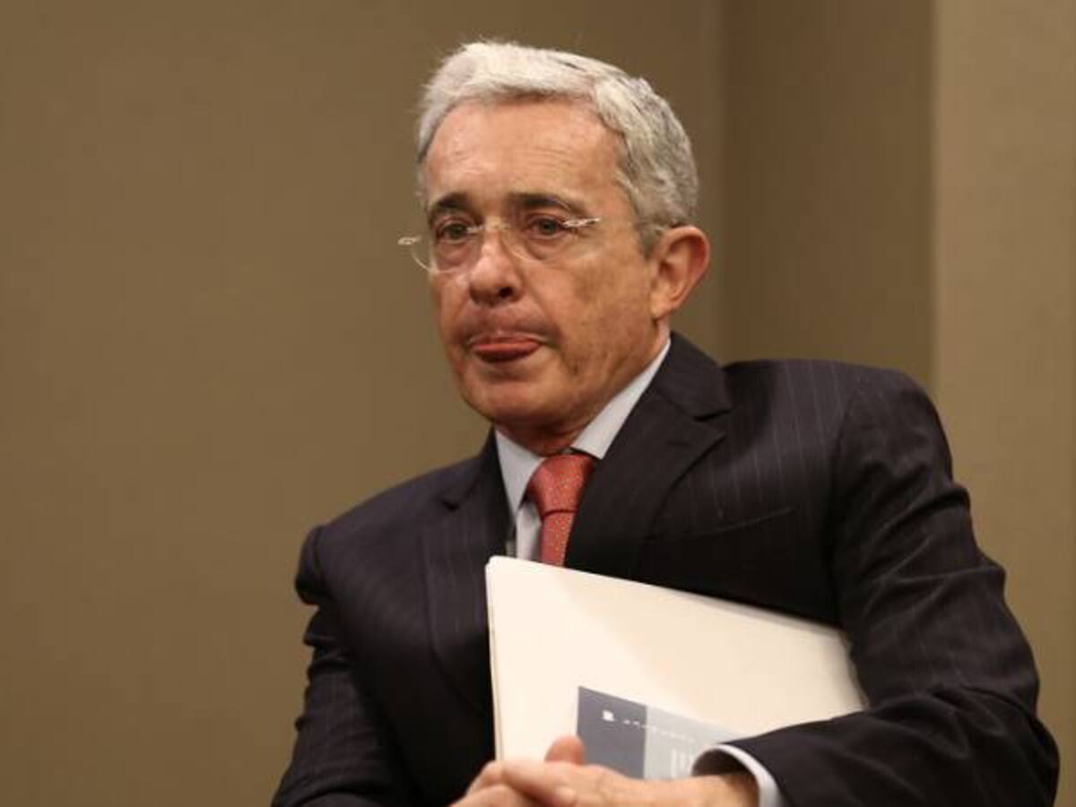 Se cae la demanda de pérdida de investidura contra Uribe