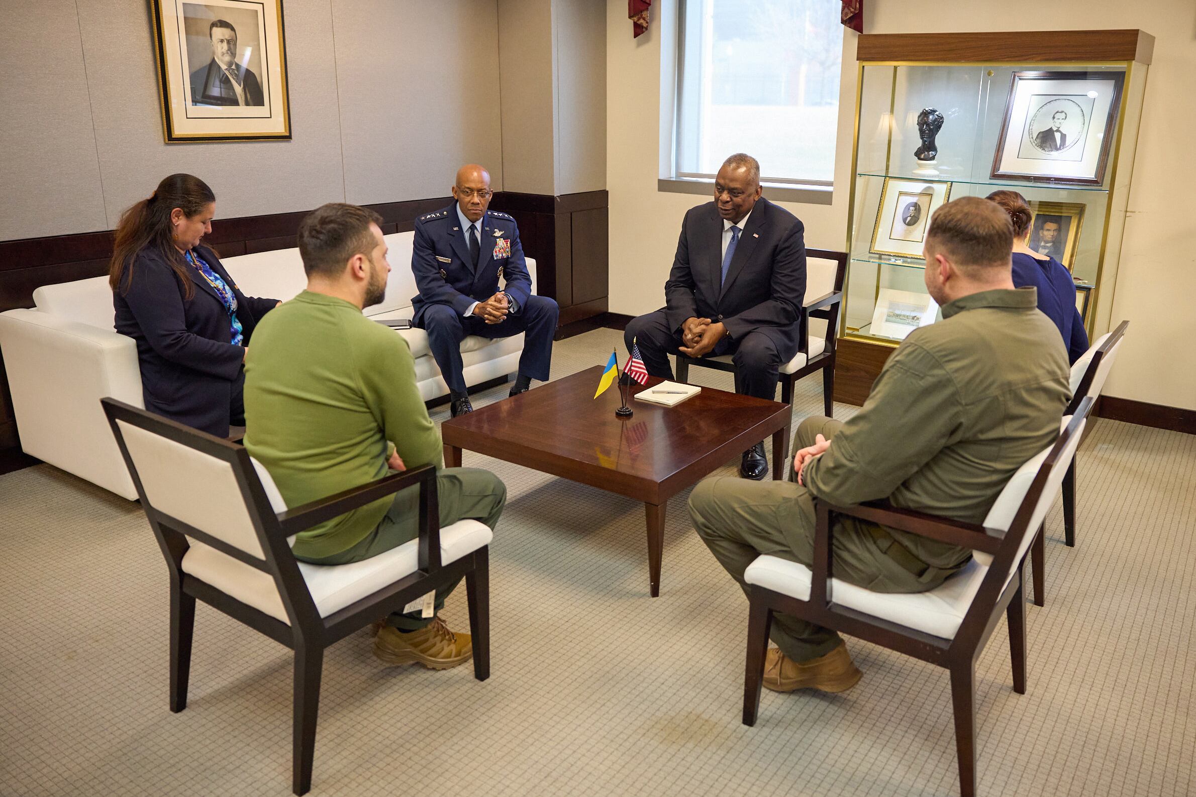 Fotografía del presidente ucraniano, Volodímir Zelenski (2-i) donde aparece en una reunión con el secretario de Defensa estadounidense, Lloyd Austin (c), y el presidente del Estado Mayor Conjunto de los Estados Unidos, Charles Brown. Foto: EFE/X-ZelenskyyUa