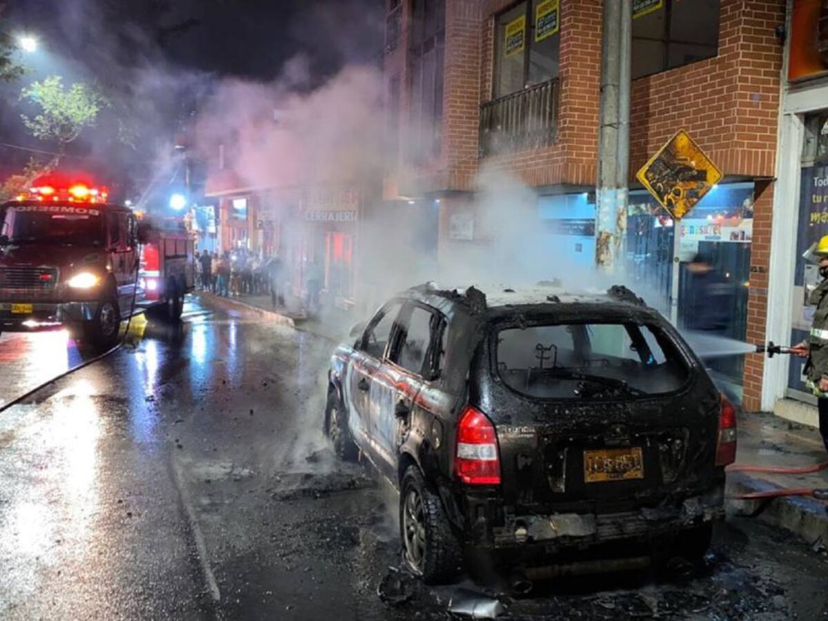 Pánico por incendio vehicular en el centro de Ibagué