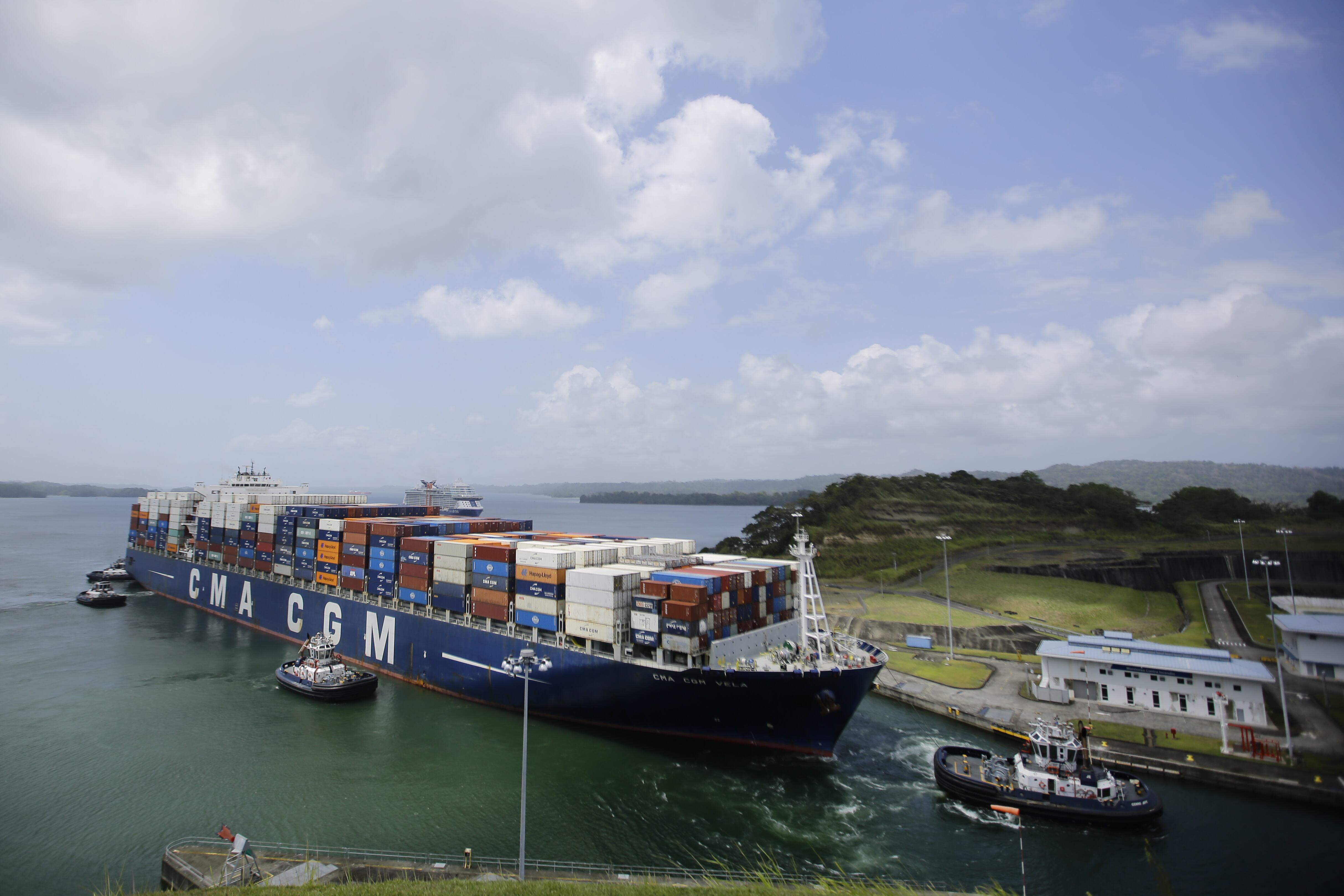 AME4628. COLÓN (PANAMÁ), 28/02/2025.- Remolcadores guían a un buque portacontenedores en su tránsito por las esclusas de Agua Clara del Canal de Panamá este viernes, en el Caribe de Panamá. EFE/ Carlos Lemos