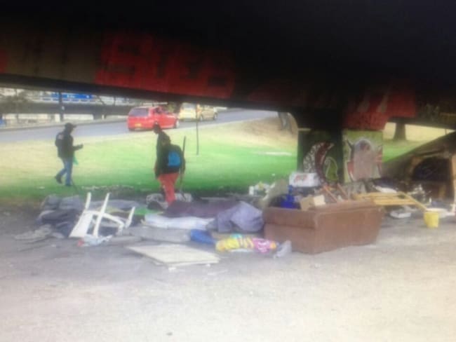 Entre $500 y $2.000 cobran habitantes de calle por alquilar dormitorios debajo de los puentes en Bogotá