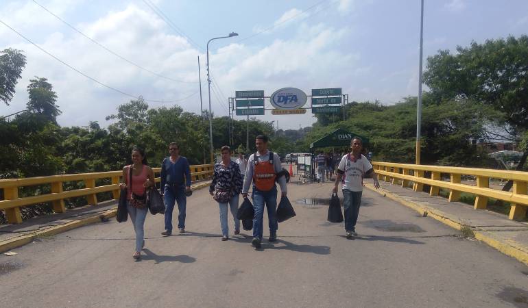 Venezolanos en el puente internacional Francisco de Paula Santander