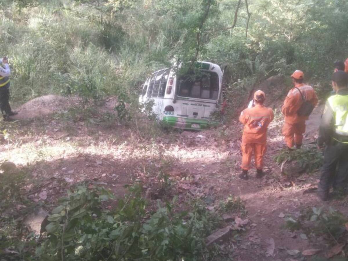 10 heridos en percance de buseta en Floridablanca