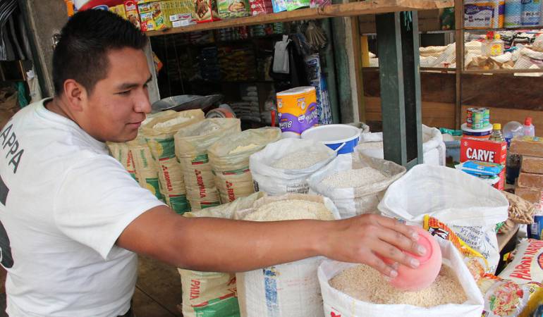 Imagen de archivo de un colombiano en una tienda de víveres.