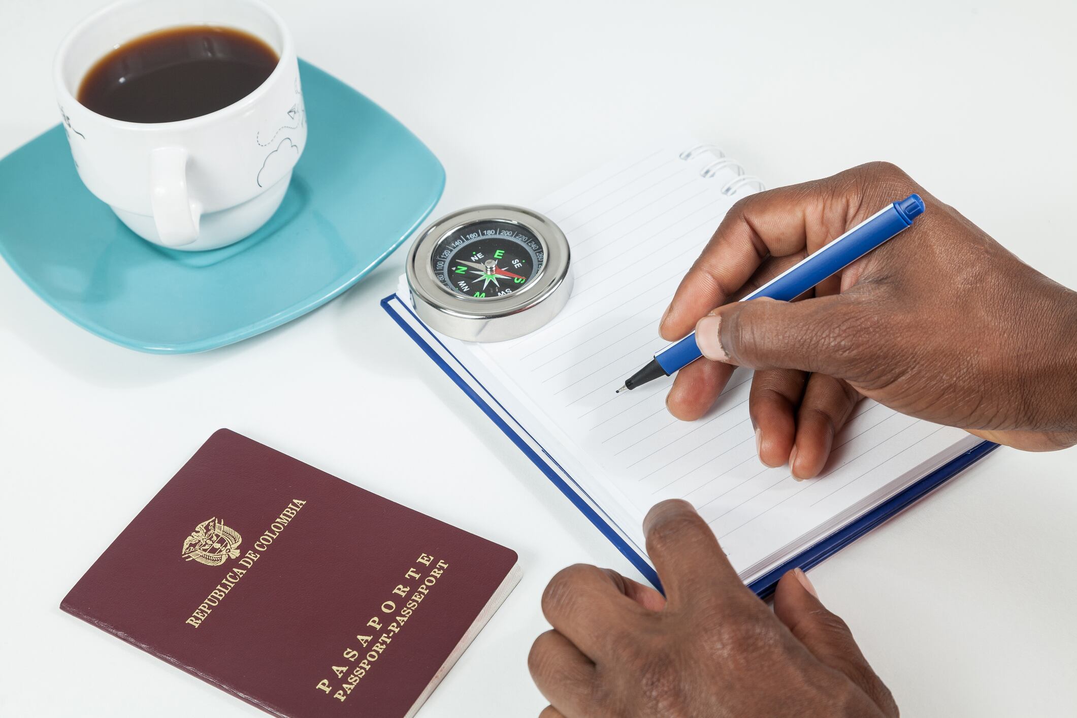 W Radio ha recibido varias denuncias de personas que no han podido solicitar la expedición de su pasaporte por cuenta de la extrañeza de sus apellidos o de su aspecto extranjero