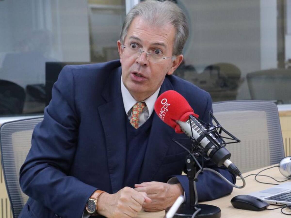 Sería grave si Ejército tiene política de monitorear a oposición: Arrubla